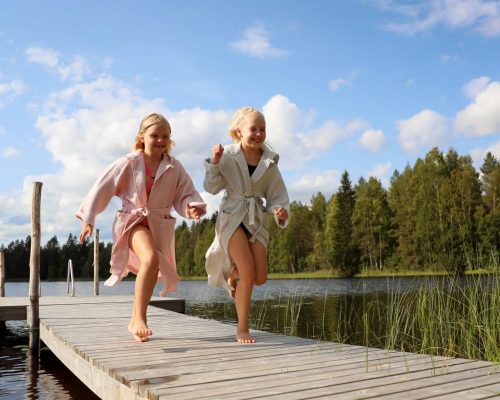 https://www.visitkarelia.fi/files/cropped-vk-harri-tarvainen-childrenrunning-jpg-1.jpg