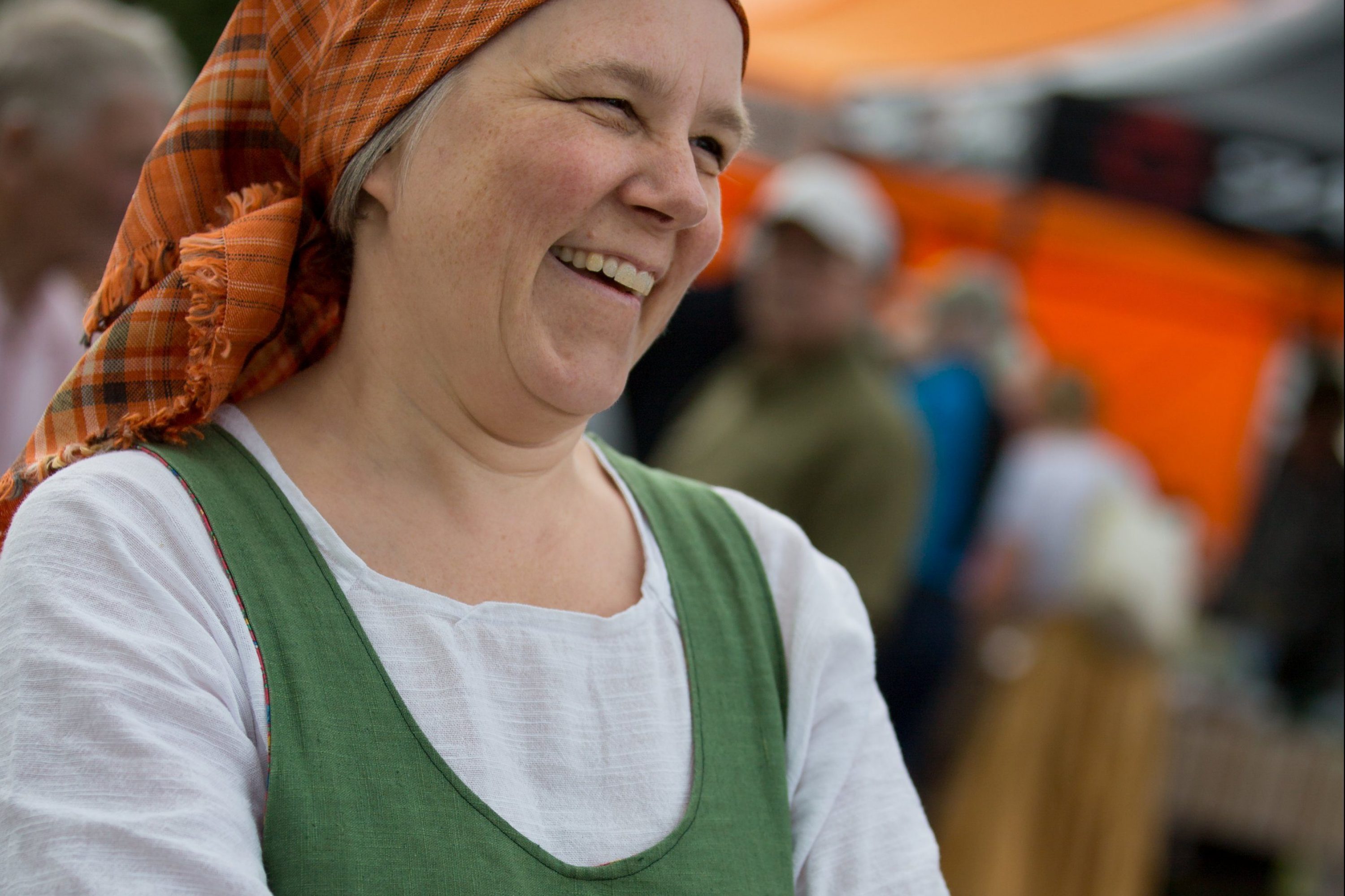 Frau mit dem Holzkorb