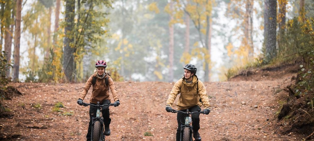 Kaksi pyöräilijää metsäpolulla