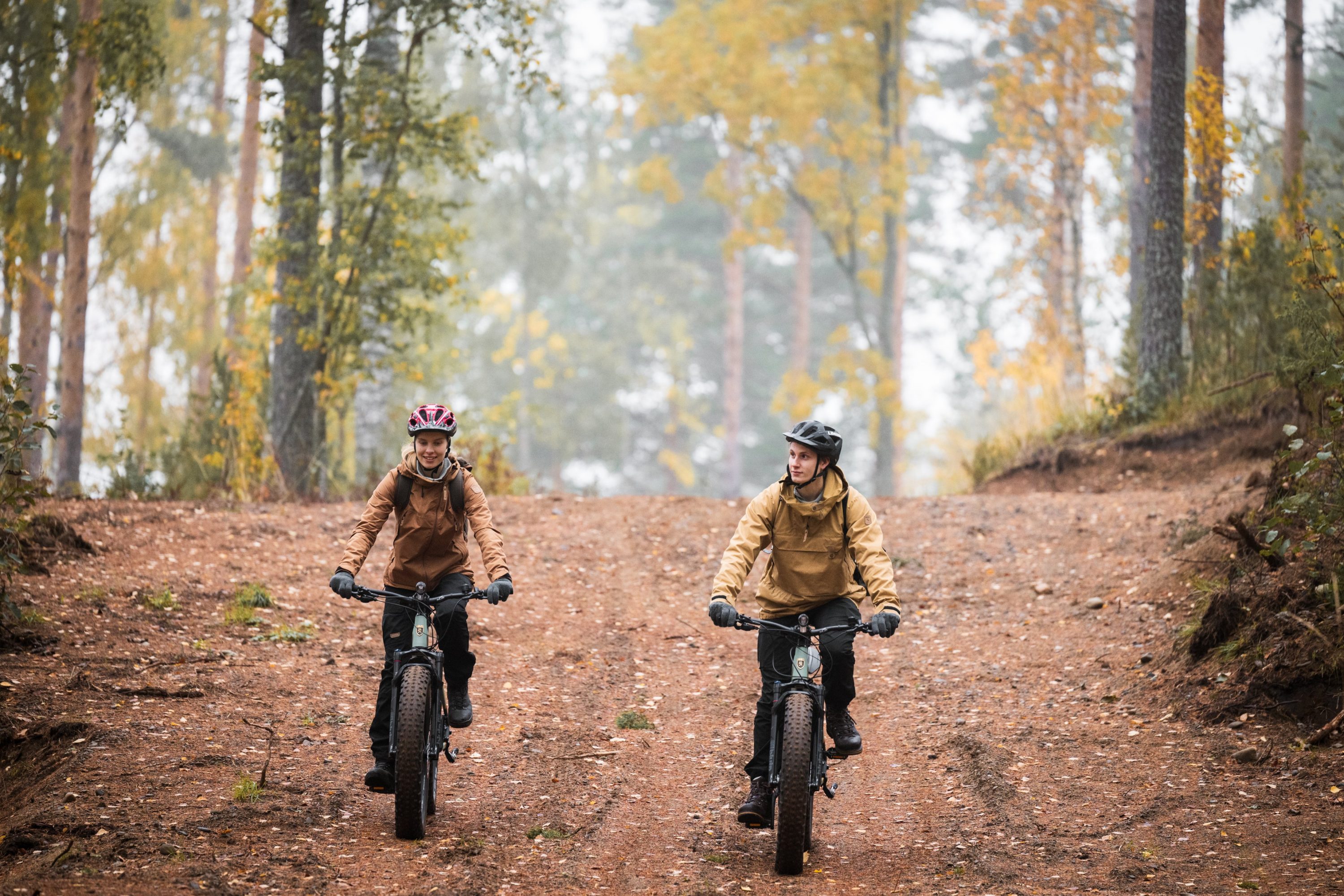 Kaksi pyöräilijää metsäpolulla