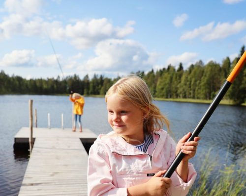 https://www.visitkarelia.fi/files/vk-harri-tarvainen-childrenfishing-jpg-1-e1621320958518.jpg