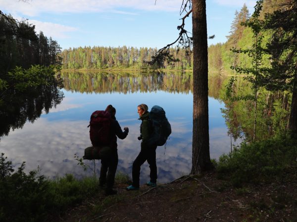 Kaksi retkeilijää Petkeljärvellä