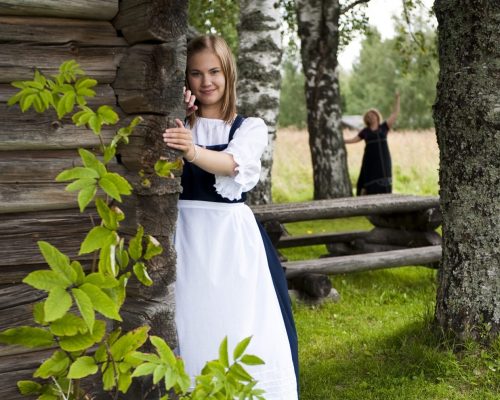 https://www.visitkarelia.fi/files/vk-topi-ylamononen-parppeinvaara-girl2-jpg-e1735902894480.jpg